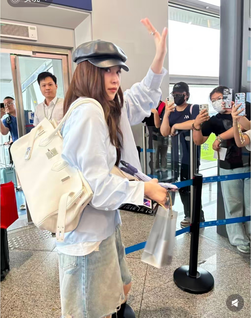 阚清子意难平阚清子机场被粉丝感动哭 成团名单没有她，但粉丝心里她就是冠军。机场那