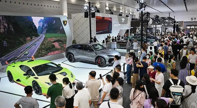 成都车展，不止是一场汽车行业盛会。
展馆之内，是全年西部车市的交锋，海外性能车、