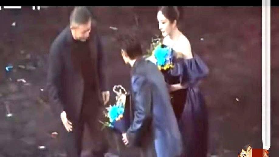 微博之夜曹国伟连踢杨幂高定裙摆三次 纹丝不动 现场瞬间僵住
 
杨幂攥着奖杯的手