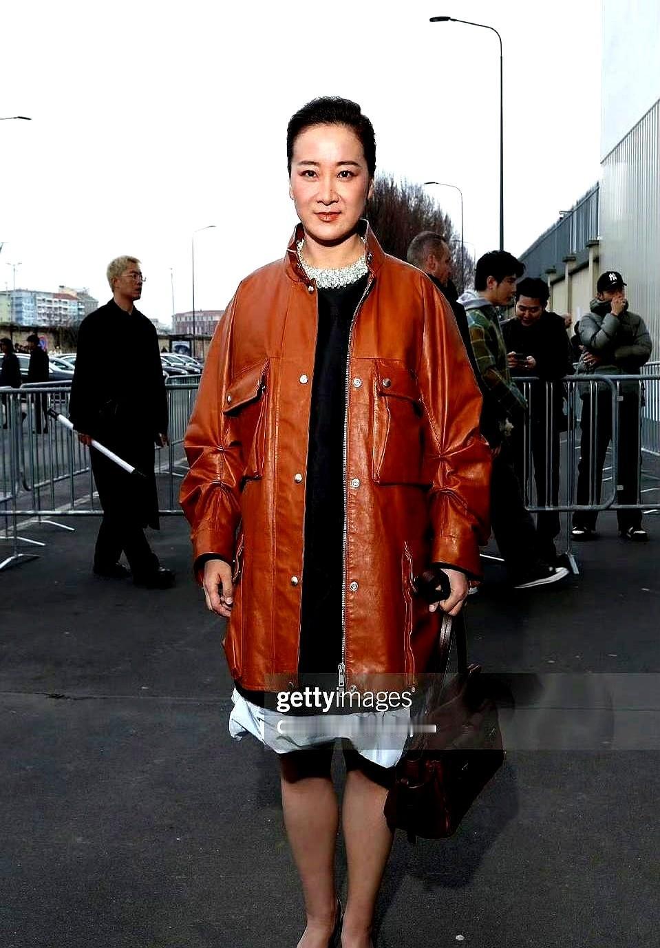 贾玲瘦下来，怎么亲切感也没了？好多人说，还是怀念那个一笑满脸褶子的她。

真的，