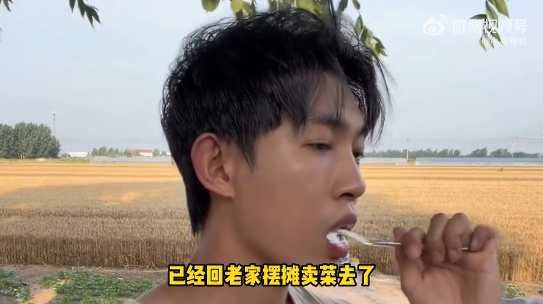 多位演员无戏可演回家卖菜还是要提升演技嘛…现在大环境就是不好呀近日有媒体曝出多位