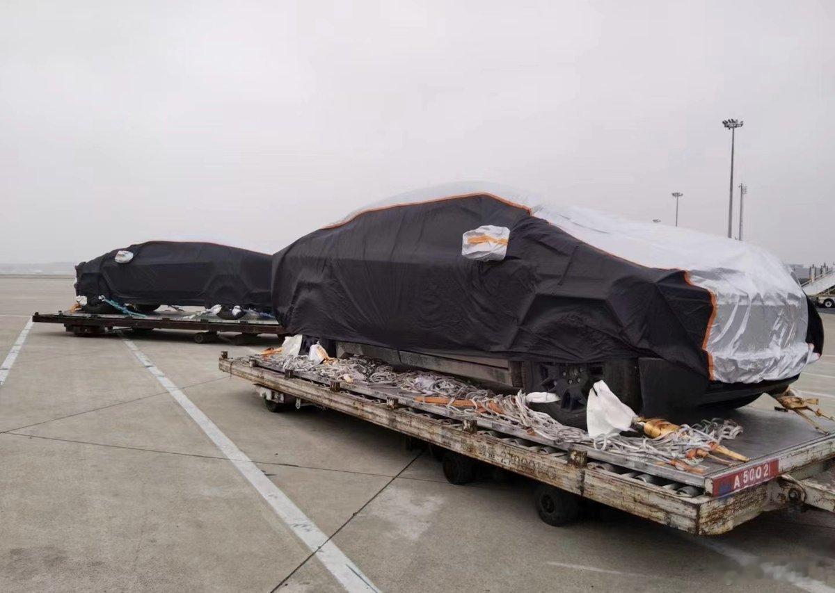 【两辆#特斯拉Cybertruck# 展车已运抵国内】具体展出城市还需根据投票结