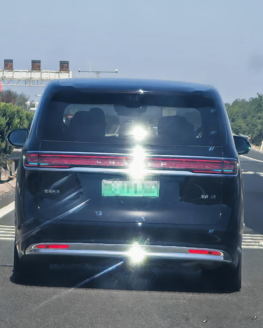 如何设计出如此反光的车？
荣乌高速上，这是什么车？就像行走的四个远光灯，对后车各