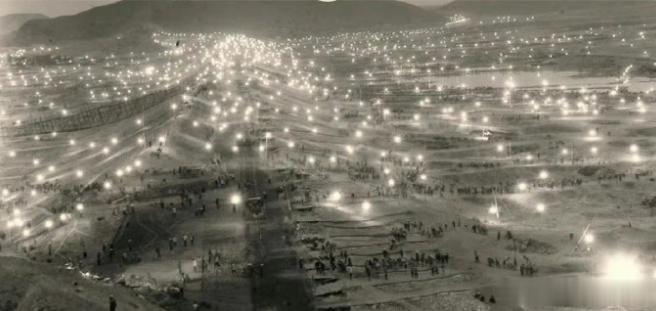 1958年，北京。上世纪，怀柔水库工地的夜景。教员领导下的修水库，是人类历史上的
