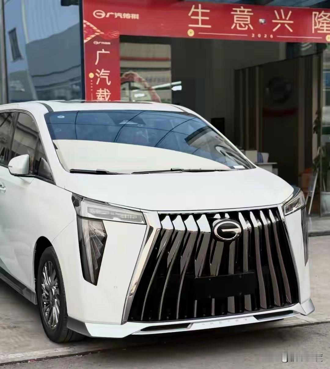 “当时明月在，曾照彩云归。”我和阿栀的爱情，是从一辆挤在雨里的小型SUV开始的。