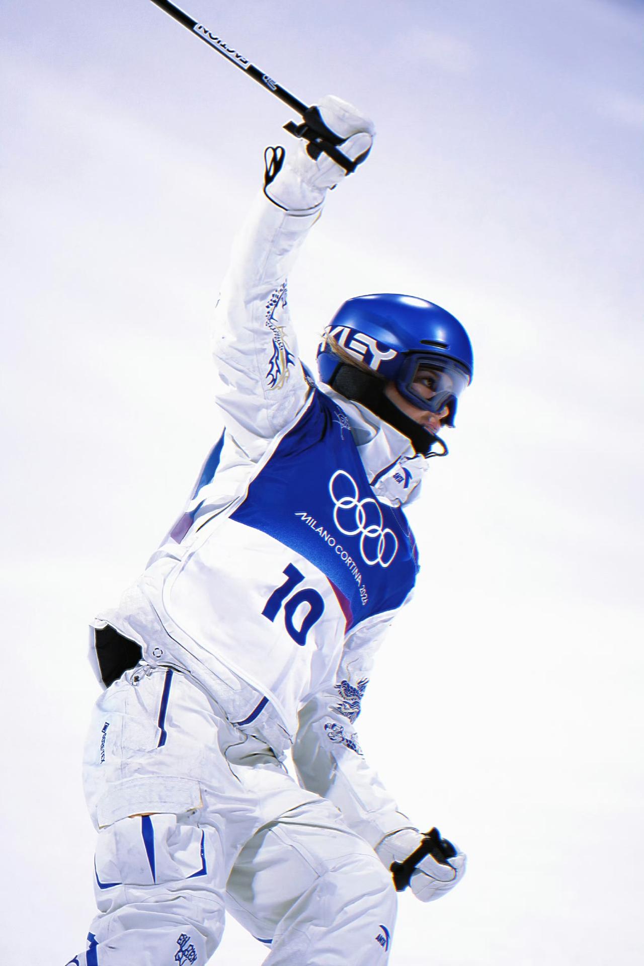 没什么应该不应该，每个女孩子都应该嫁给爱情！如果没有遇到但单身也无妨。
现在女孩