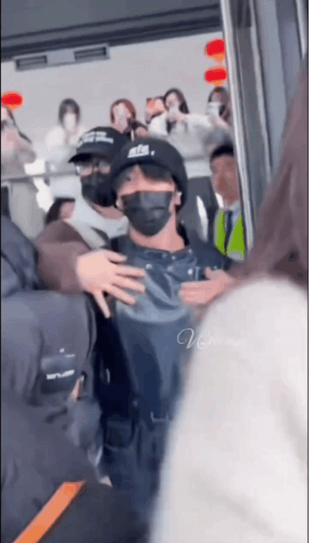 楼人穆祉丞机场怒斥私生 打手机，好混乱～ 