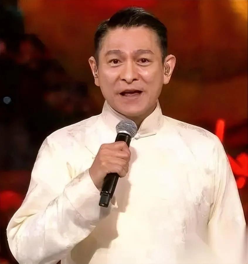 昨天看全运会开幕式

差点以为看错人

64岁的刘德华怎么还跟20年前一样？
