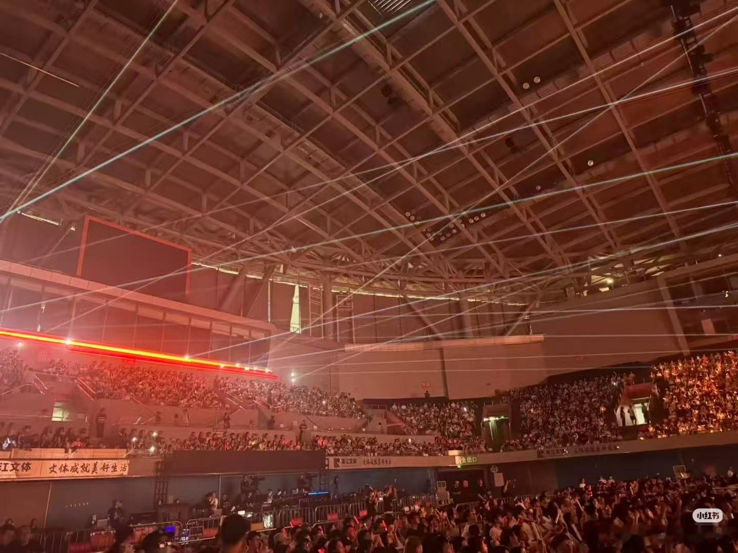 陈卓璇广州首场巡演大捷🌌万千观众填满整个场馆，全程掌声不断，出道十年首场巡演开