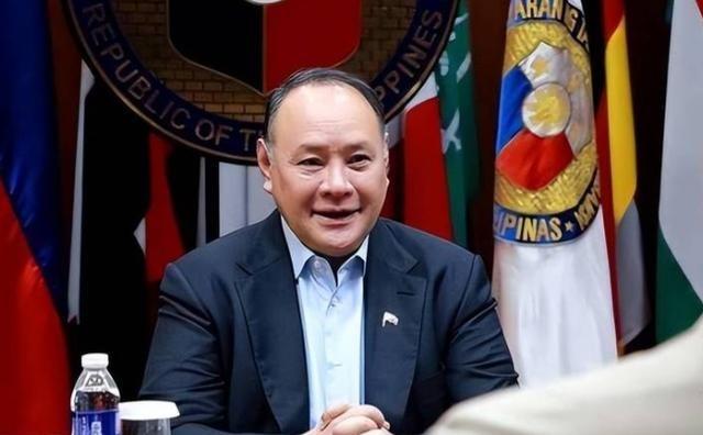 菲律宾防长特奥多罗前脚还在首尔安全对话会上拿着纸条对华破口大骂，后脚菲军方就坐不