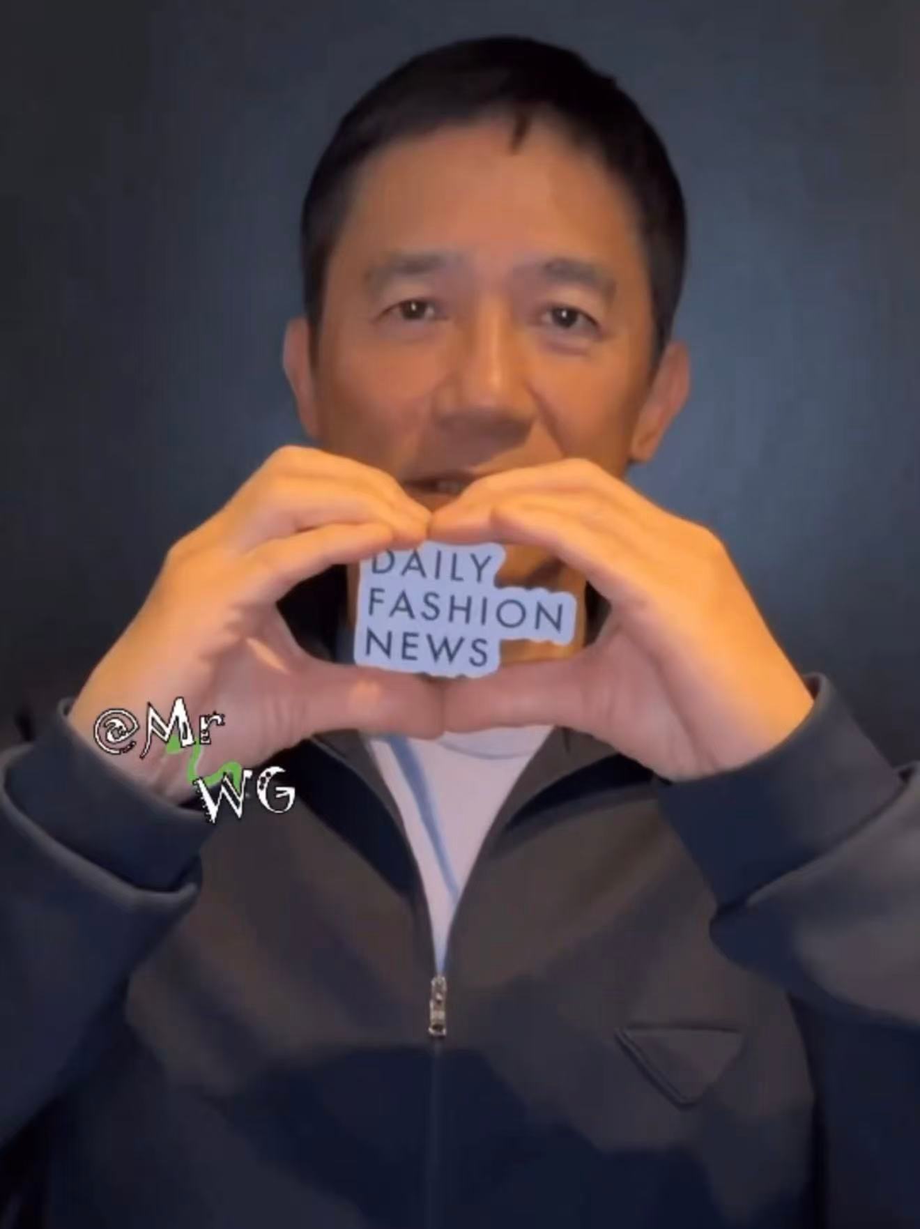 梁朝伟像走失老人在求救 别人比心是可爱，梁朝伟比心是“走失老人求助现场”。那个眼