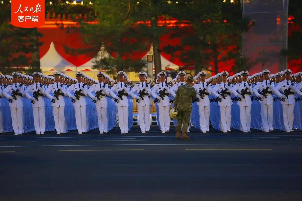 祖国万岁！勿忘国耻！富士山下扬汉旗，樱花树下醉胡姬。待到红旗满天下，马踏东京赏樱