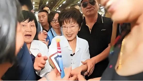 洪秀柱又开炮了，这次直接点名马英九和黄智贤，说实话，在岛内敢这么直接点名道姓的人