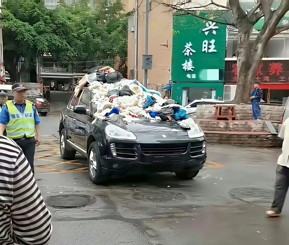 豪车堵在小区路中间，一晚后豪车变“垃圾车”车主怕是哭都找不着调了，下次该长点记性