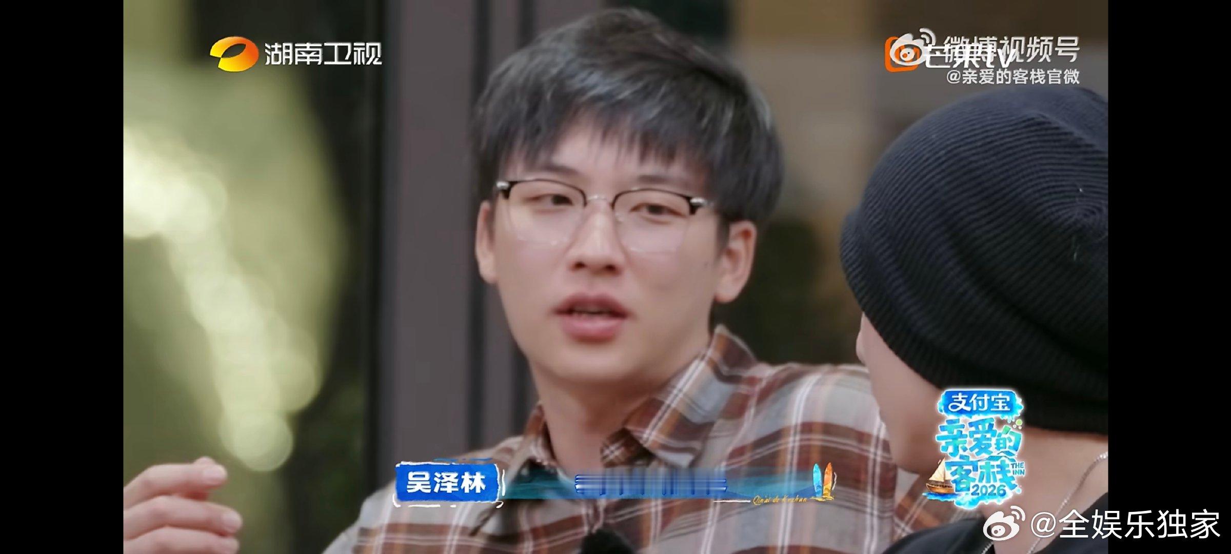 进去一个秦岚出来一群秦岚没有刻意的表演和做作的姿态，客栈团全员随性自然的模仿，完