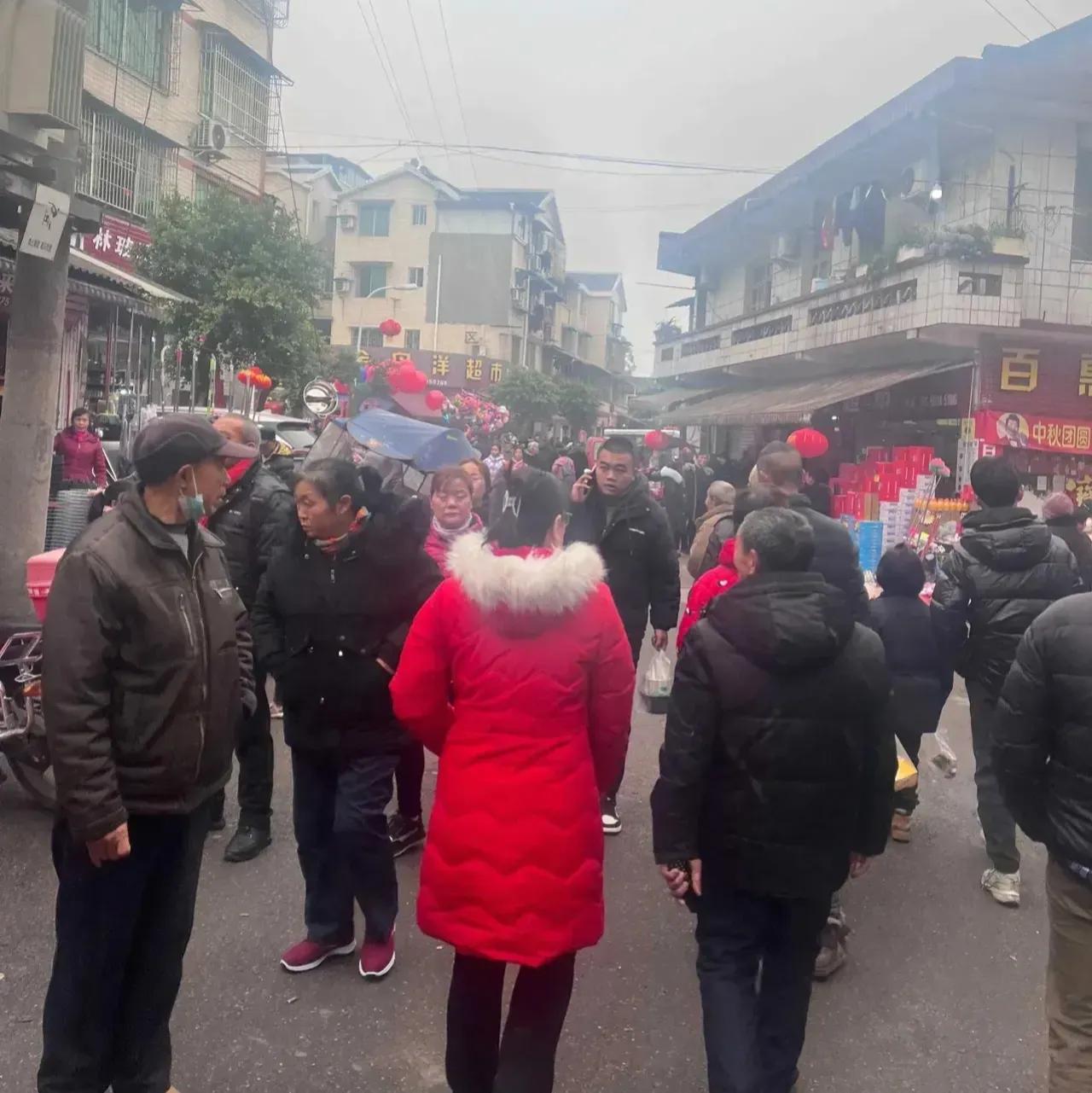 今天是大年初五，春节假期进入后半程，回顾这个喜庆团圆节日，有不少现象随着时代的发