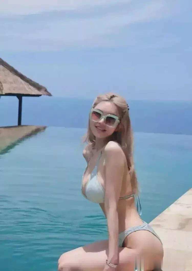 罗志祥前女友周扬青有着令人羡慕的身材，火辣的气质女神，女人届的天花板。

34岁