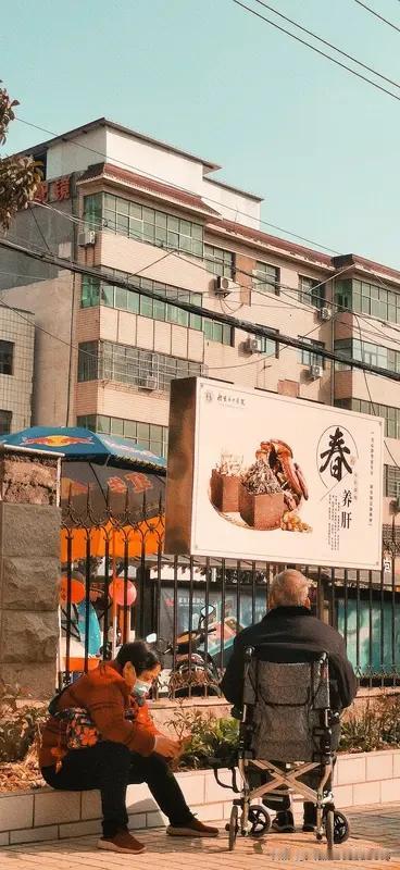 上联:世态炎凉非冬夏
下联:人间温暖真春秋
