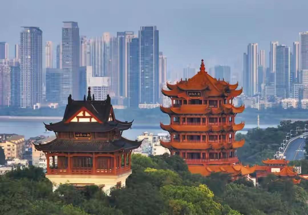 37奋进江城共筑新篇
武汉是一座英雄的城市
历史的印记遍布大街小巷。
黄鹤楼历经