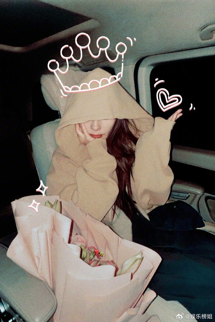 泰国粉丝送杨幂蜜蜂花束 杨幂看秀后飞泰国继续拍戏，泰国粉丝送来蜜蜂花束，呜呜一直