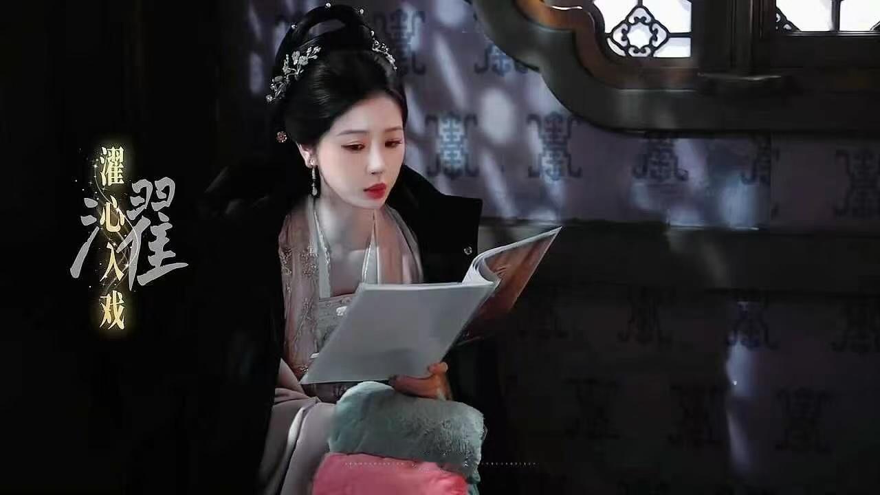 虞书欣云初令片场记录虞书欣云初令片场状态 片场里的虞书欣，是认真抠细节的演员；镜