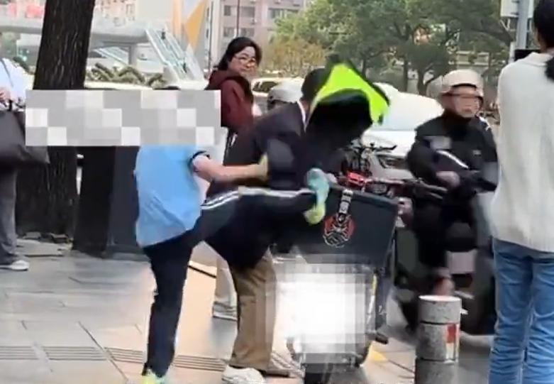 不开玩笑，无论是爷爷还是姥爷，这要是我小时候，怕是回了家就爱接受一次男女混合双打