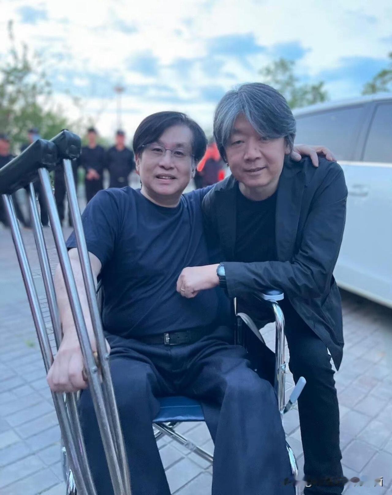 虽然老狼都是馒头的银发，但他看着更有男人味，论唱功，他们两个不相上下，各有各的风