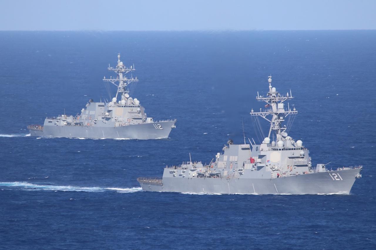 美军舰艇通过霍尔木兹海峡！
美军中央司令部通报，两艘美军驱逐舰皮特森号和莫非号经