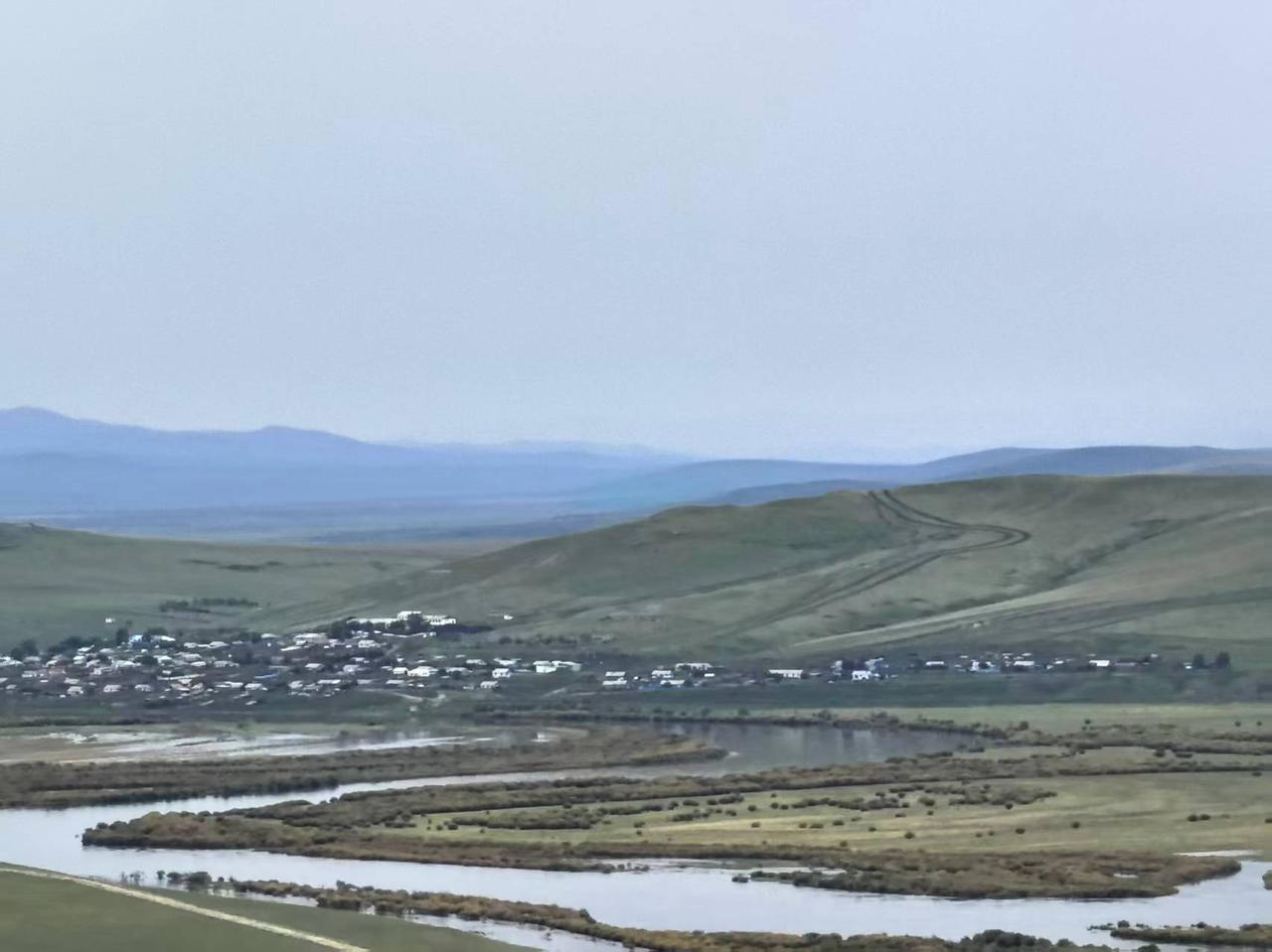 绿草无边古道幽