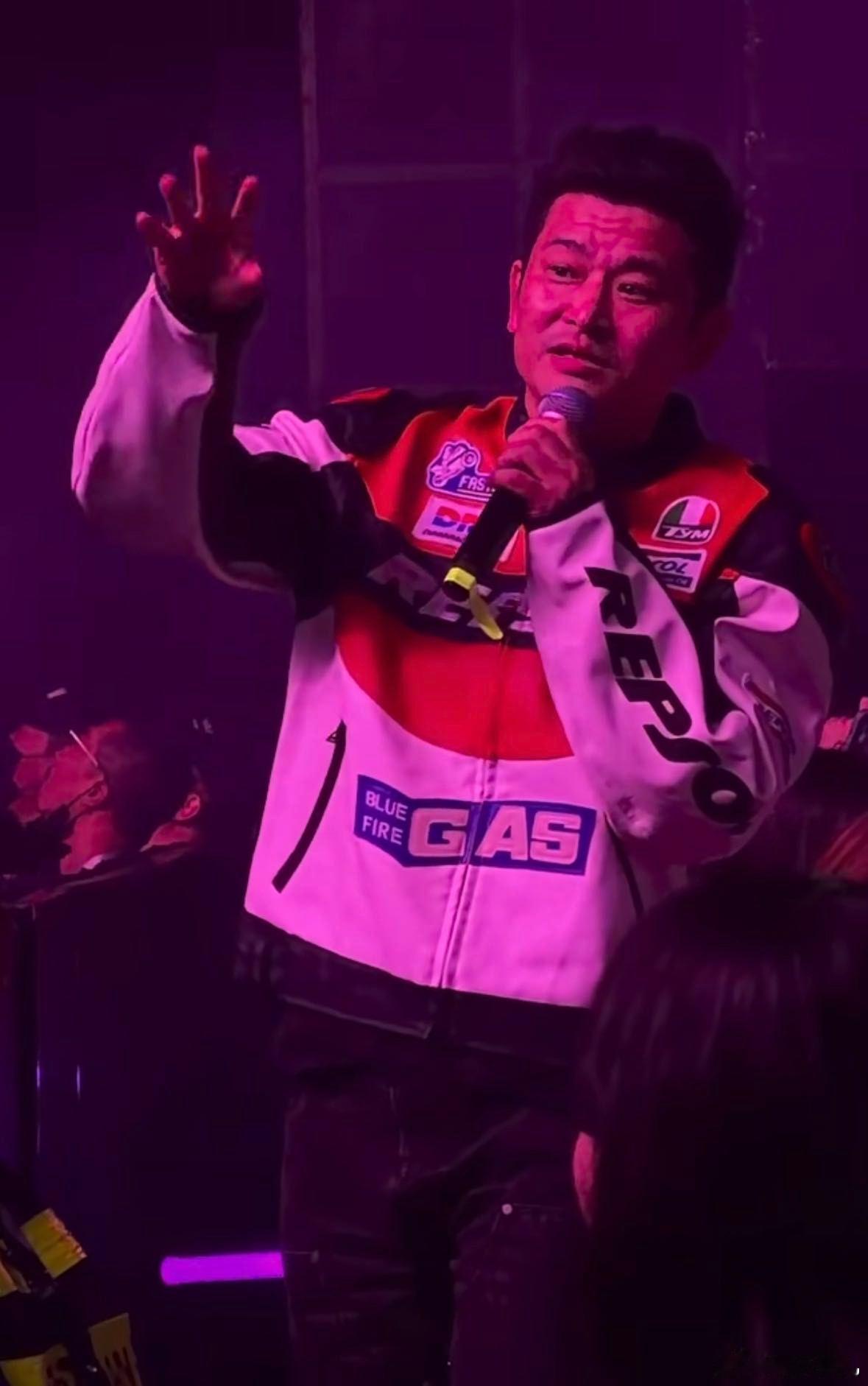 曹格上海演唱会学龙在天夹子音 笑崩溃了！曹格在线复刻龙在天夹子音，这波梦幻联动直