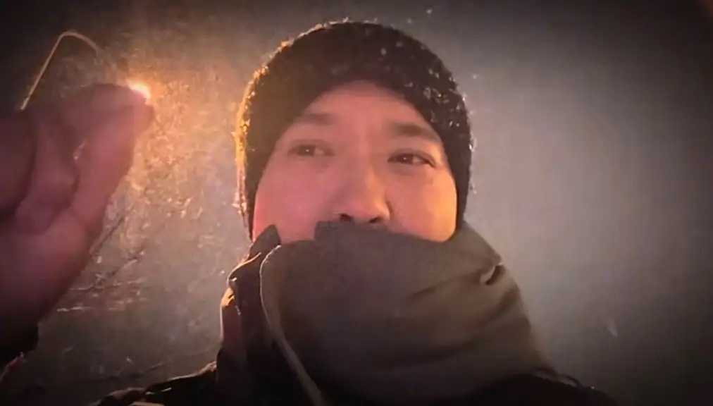 高云翔深夜在天津街头淋雪，边走边笑，网友：你这一生后悔不！ 