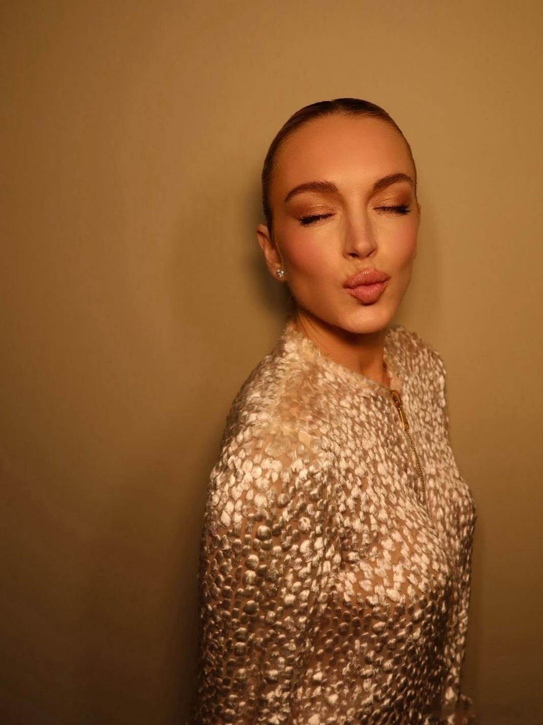 林赛罗韩分享新造型，继续发力💪 