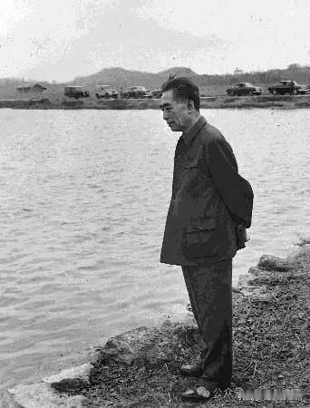 总理以人民为骨肉，人民以总理为首脑。