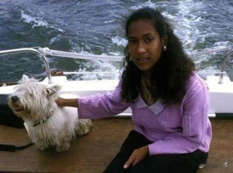 2003年12月，一位美国女性在自家观看电视时不幸去世，这一事件长达两年多无人察