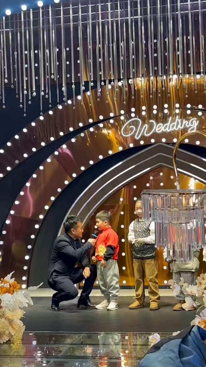 《闻啼鸟》
唐，杜牧。
夜来风雨声，花落知多少。