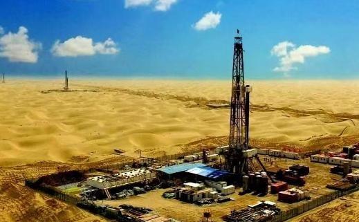 中国一年用掉7亿多吨石油，5亿多吨得靠进口，这比例高得吓人——相当于每天要往国内