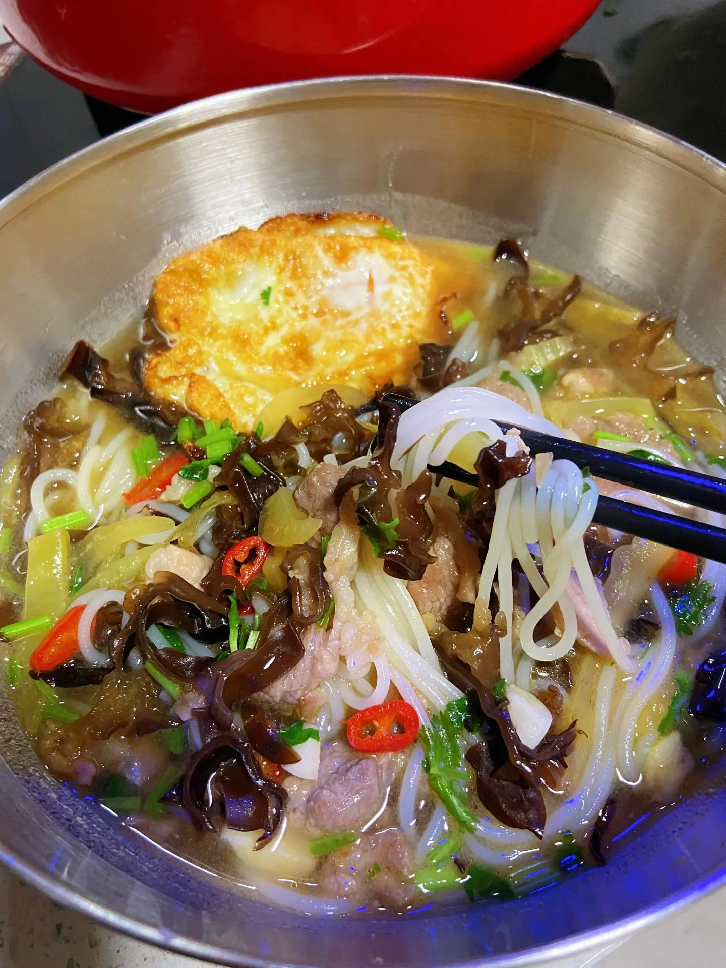 夏天来一碗酸菜肉丝粉真的太爽了。专治夏天没胃口！这碗粉嗦的好快乐◎ 虽...