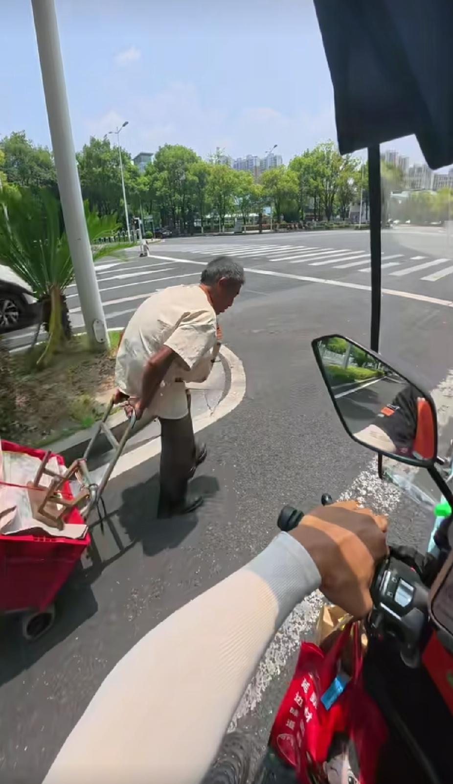 烈日下的街头，外卖小哥突然拦住了一位老人，而接下来发生的一幕，更是让人感动破防了