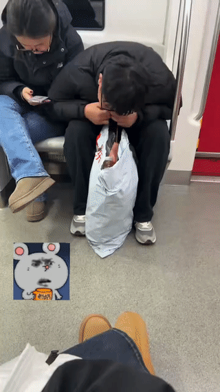 地铁上拍到一位行为非常怪异的男子？
也不知道他究竟是受了什么刺激？
刚开始还以为