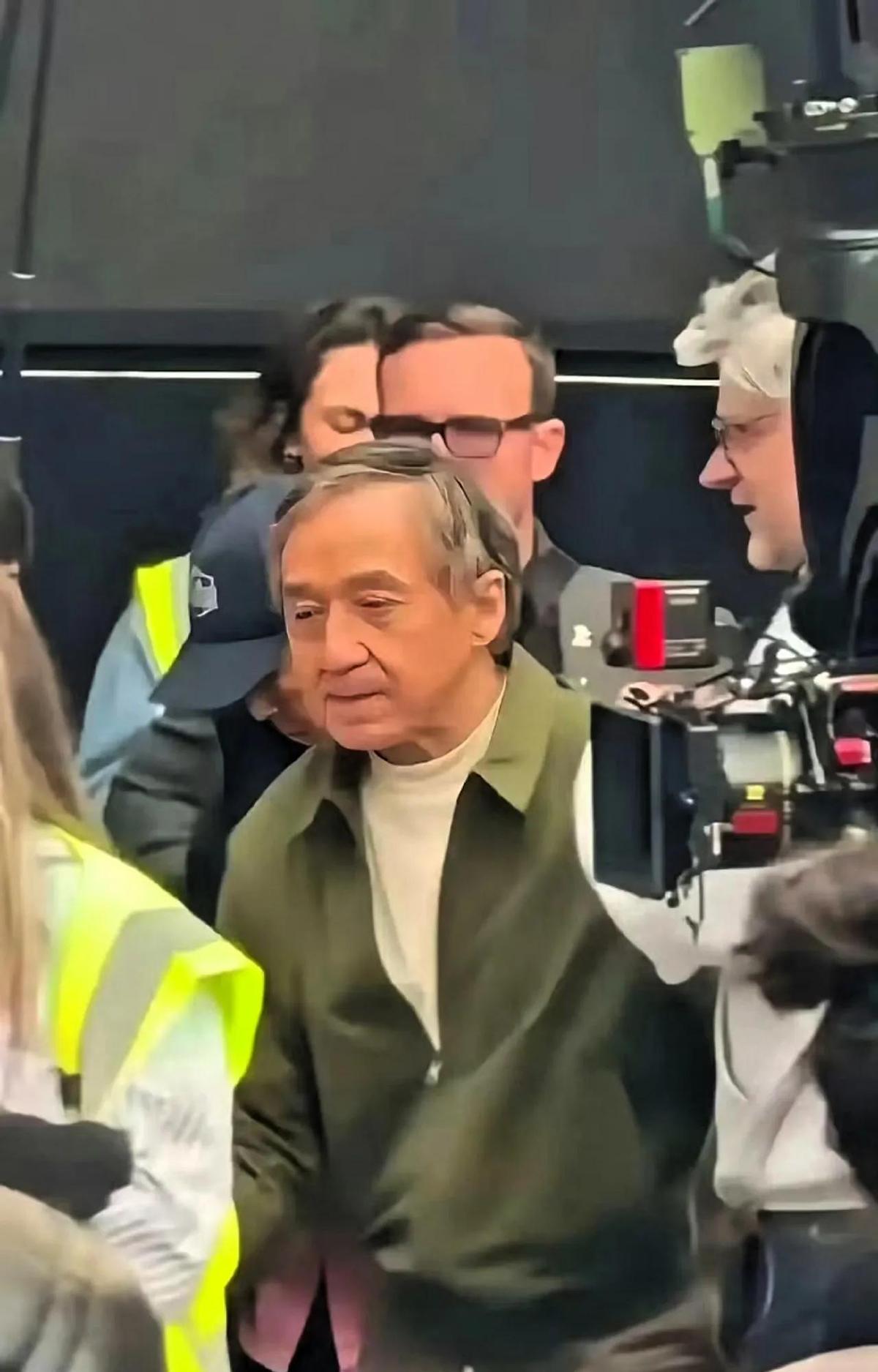 成龙一辈子打打闹闹，家里却冷得像片空影棚。
儿子房祖名，从光环跌进阴影，再没站上