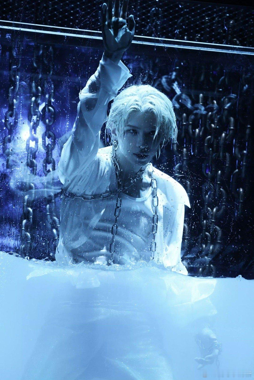 黄明昊不愧是天花板选秀出道的 当年选秀里，黄明昊的舞台就是“必看项”！又奶又有冲