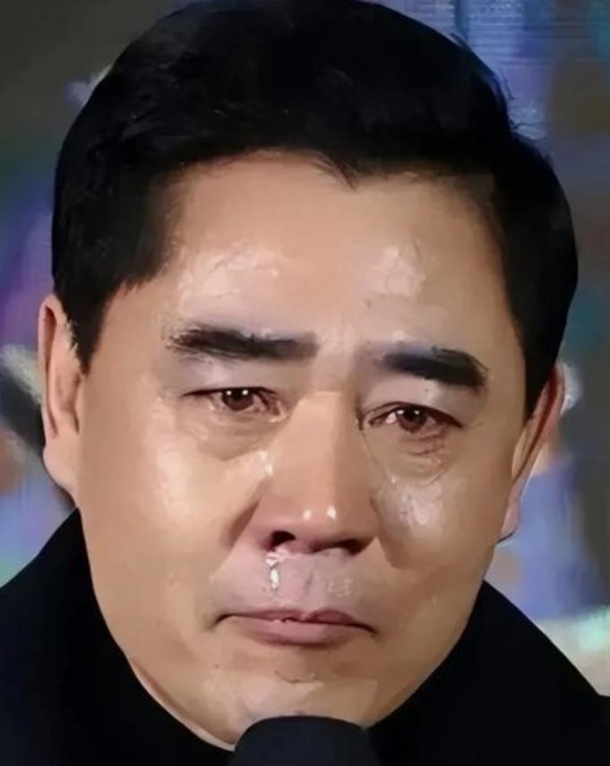 陈宝国回忆拍摄《大宅门》时，爆料何赛飞当场青红皂白，直接扇了他一耳光。

（主要