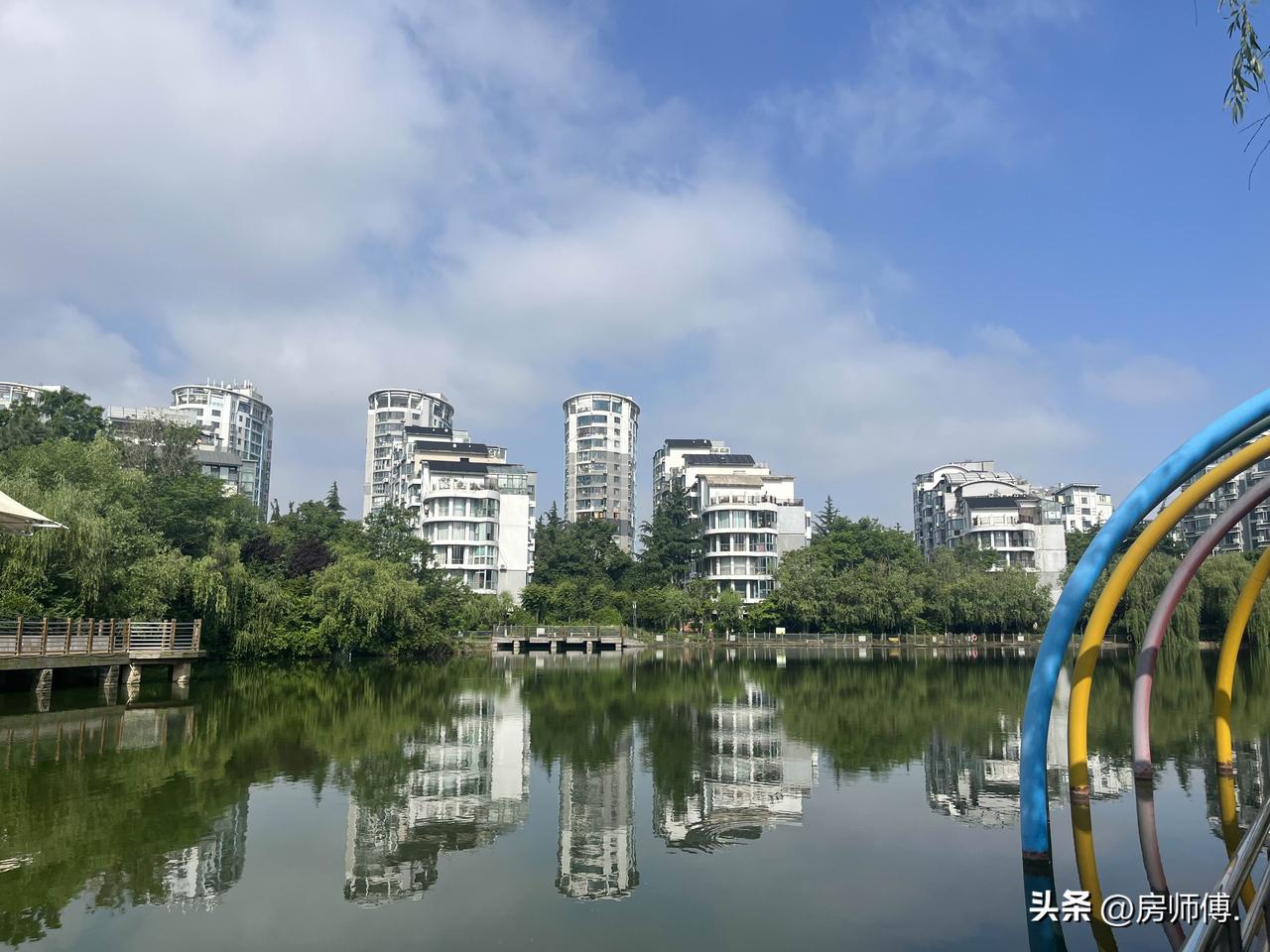 聊聊湖光山色这个小区。

市北浮山后片区，紧邻二实验的“学区房”。

但是，20