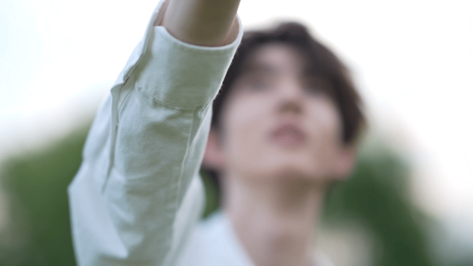 #奥利独一份的学弟感# 《闪光的夏天》奥利校园风妆造🈶，年下学弟感十足！白衬衫
