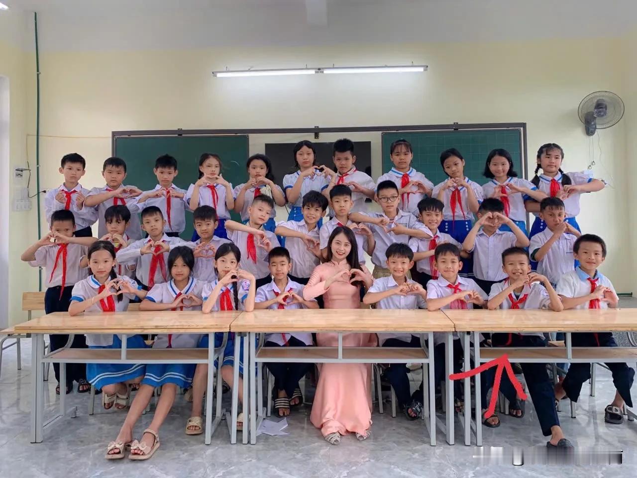 越南的老师个个都是年轻的漂亮美女。
孩子们和老师一起拍合照，以此来纪念。可能全世
