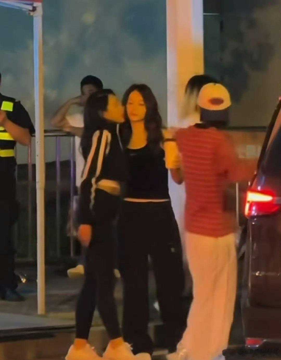 淡淡亲了李小冉姐姐们多来点这种互动，我的眼睛需要持续被美女美貌滋养 