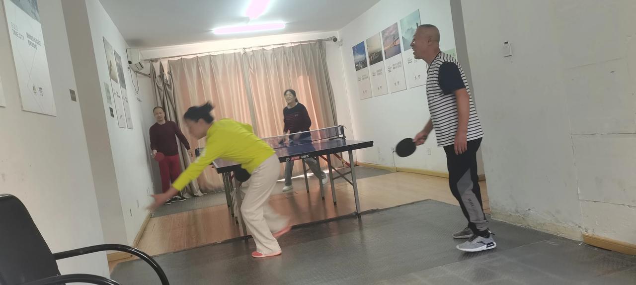 我们小区，物业有活动室。那间乒乓球室，每天早上八点半开始，小区里的爱好乒乓球的老