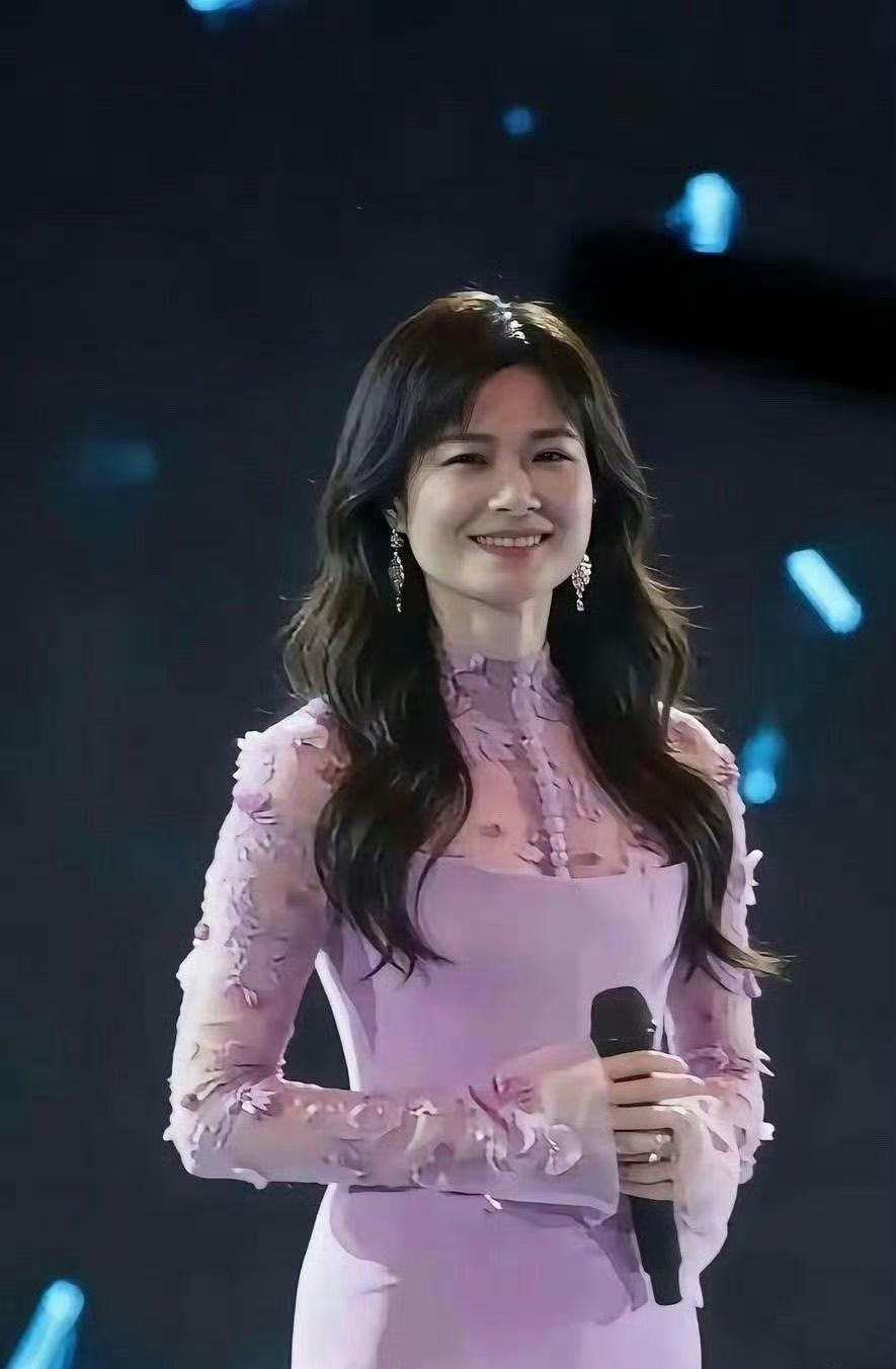 终于知道李宇春为什么一直留短头发了
原因太真实了

不信你看网友给李宇春P的长头