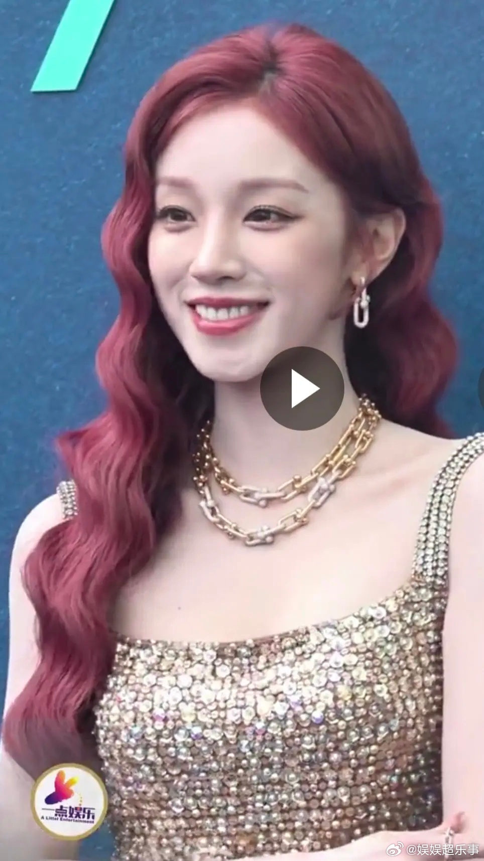 怎么鼻基底成这样了，前几天看雨琦弟弟舞台感觉还行。 