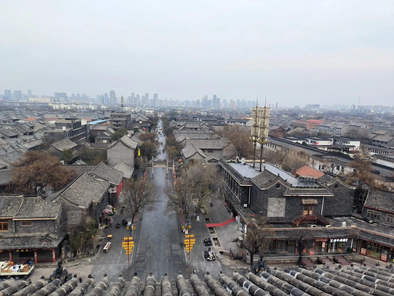 【鹧鸪天·回家】
五十天命似追霞，
迭经风雨任摸爬。
叨叨常梦家乡景，
念念还思